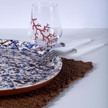 Table dressée avec l'assiette Drip et Corail, multicolore, ensemble avec 2 couverts - modèle piano [1]