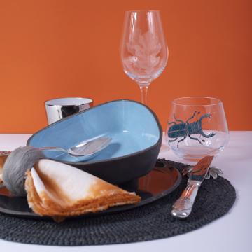 Table dressée avec les assiettes Black Stone Bleu, multicolore, ensemble avec 3 couverts - modèle feuille d'argent [1]