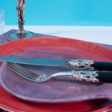 Table dressée avec l'assiette Oiseau rouge, multicolore, ensemble avec 2 couverts - modèle saba résine [3]