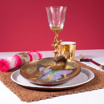 Table dressée avec l'assiette Jute, multicolore, ensemble avec 2 couverts - modèle neptune or [1]