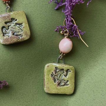 Boucles d'Oreilles Grenouille en faïence, vert péridot, oreille percée [2]