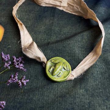 Bracelet Grenouille en Faïence et Sari, vert péridot [2]