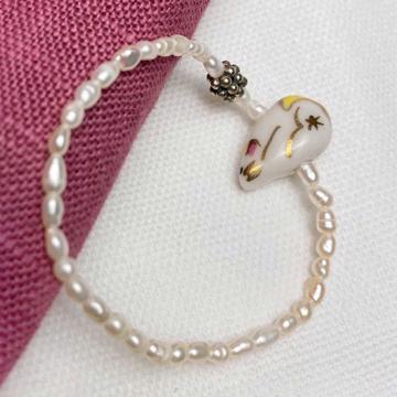 Mouse bracelet in pearls and porcelain