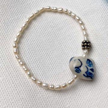 Rabbit bracelet in pearls and porcelain