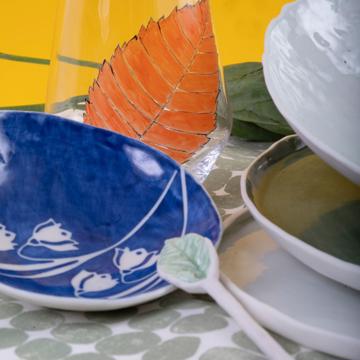 Table dressée avec l'assiette Primavera, multicolore [3]