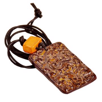 Pendentif Macao en faïence et cuir, miel