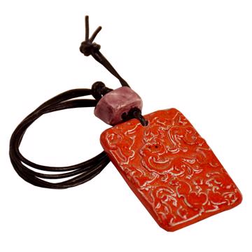 Pendentif Macao en faïence et cuir, rouge effet