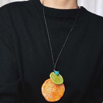 Pendentif Orange en faïence et cuir