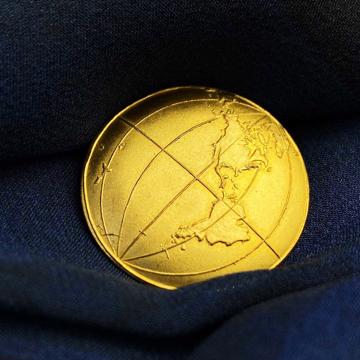 Pin's Planisphère en cuivre , or mat, verso [2]