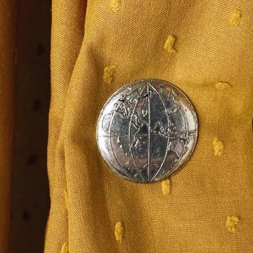 Pin's Planisphère en cuivre , argent, recto [2]