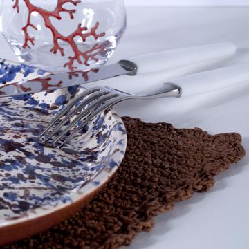 Table dressée avec l'assiette Drip et Corail, multicolore, ensemble avec 2 couverts - modèle piano [2]
