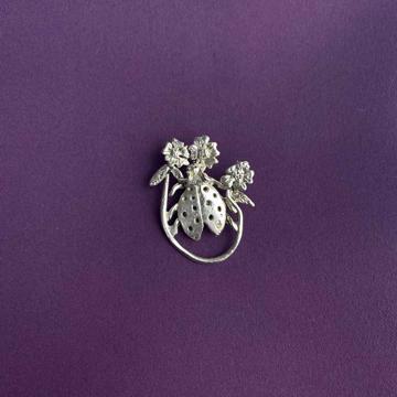 Pin's porte lunettes Coccinelle en métal argenté ou doré, argent [1]