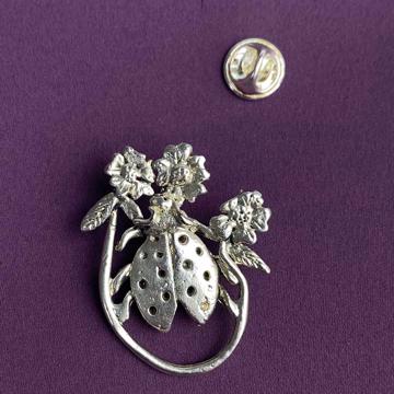 Pin's porte lunettes Coccinelle en métal argenté ou doré, argent [3]