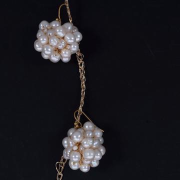 Round Earrings in baroque pearls