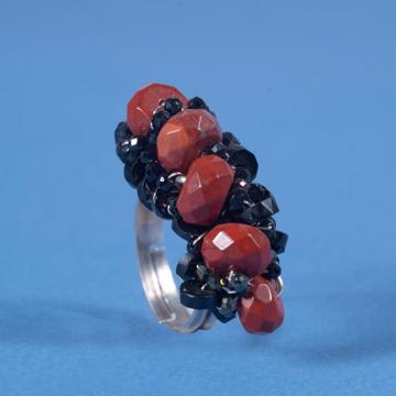 Les bagues Couture en argent massif et pierres naturelles, rouge effet