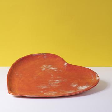 Assiette Cœur en faïence estampée