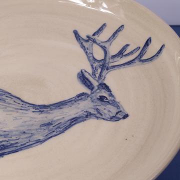 Assiette Forêt Bleue en faïence tournée, bleu foncé, cerf [3]