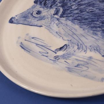 Assiette Forêt Bleue en faïence tournée, bleu foncé, hérisson [2]