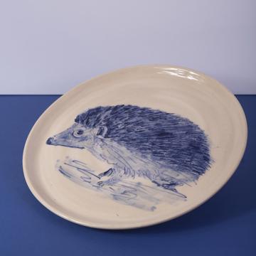 Assiette Forêt Bleue en faïence tournée, bleu foncé, hérisson [1]