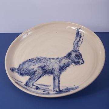 Assiette Forêt Bleue en faïence tournée, bleu foncé, lièvre [1]