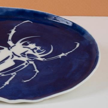 Small Scarabée plate in stamped porcelain, dark blue [4]