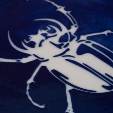 Small Scarabée plate in stamped porcelain, dark blue [2]