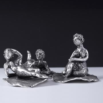 Les baigneuses en métal argenté