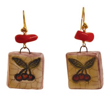Boucles d'Oreilles Fruits en faïence, rouge foncé, oreille percée