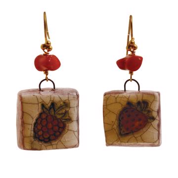 Boucles d'Oreilles Fruits en faïence, vieux rose, oreille percée