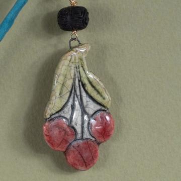 Boucles d'Oreilles Cerise en faïence et cinabare, rouge foncé, oreille non percée [4]