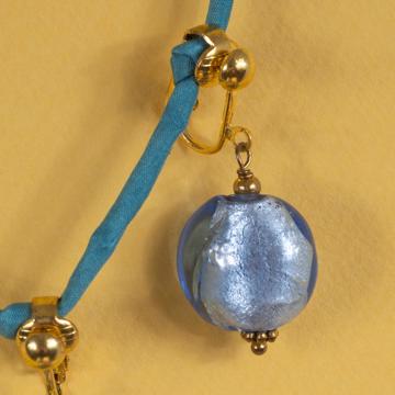 Boucles d'oreilles Murano Ronde en verre filé, violet bleu , oreille non percée [2]