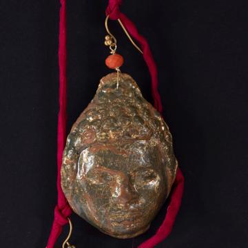 Boucles d'oreilles Bouddha en résine, or, oreille percée [3]