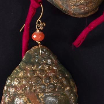 Boucles d'oreilles Bouddha en résine, or, oreille percée [4]