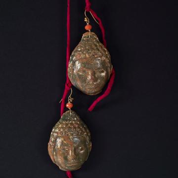 Boucles d'oreilles Bouddha en résine, or, oreille percée [2]
