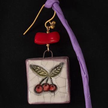 Boucles d'Oreilles Fruits en faïence, rouge foncé, oreille percée [2]