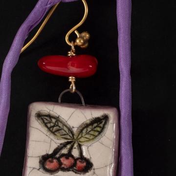 Boucles d'Oreilles Fruits en faïence, rouge foncé, oreille percée [3]