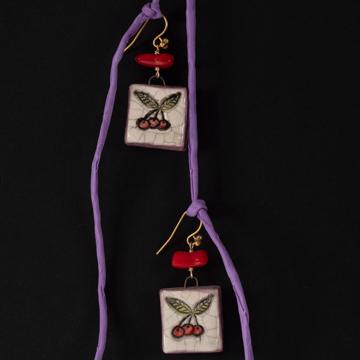 Boucles d'Oreilles Fruits en faïence, rouge foncé, oreille percée [1]