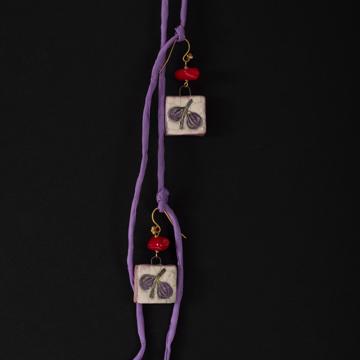 Boucles d'Oreilles Fruits en faïence, violet, oreille percée [1]