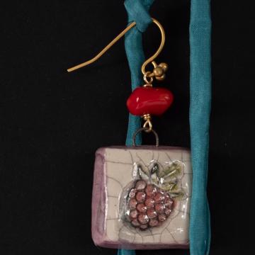 Boucles d'Oreilles Fruits en faïence, vieux rose, oreille percée [2]
