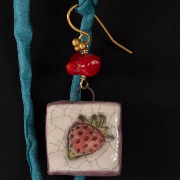 Boucles d'Oreilles Fruits en faïence, vieux rose, oreille percée [3]