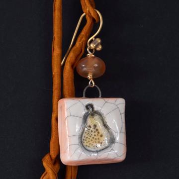 Boucles d'Oreilles Fruits en faïence, jaune orange, oreille percée [3]