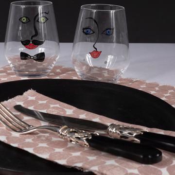 Table dressée avec l'assiette Crato noire, multicolore, ensemble avec 2 couverts - modèle saba résine [4]