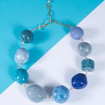 Collier Boule en faïence façonnée, bleu ciel