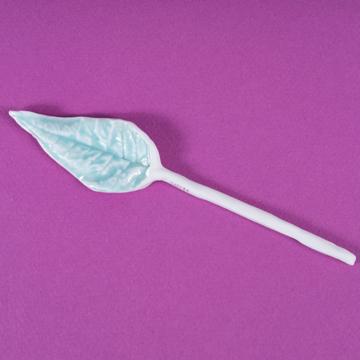 Cuillère Feuille en porcelaine façonnée