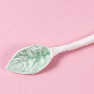 Petite cuillère Feuille en porcelaine façonnée, vert menthe [2]