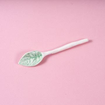 Petite cuillère Feuille en porcelaine façonnée