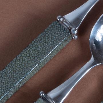 Galuchat spoon in real leather, dark green, table [4]