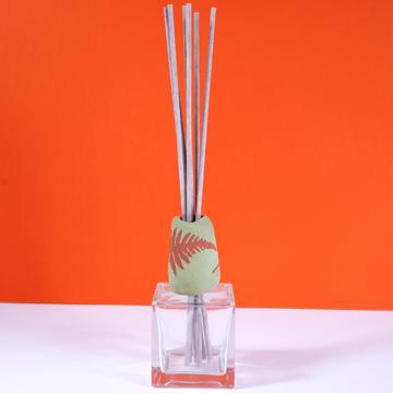 Diffuseur de Parfum Fougère en faïence et verre, vert clair, bergamote [1]