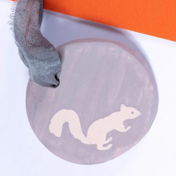 Médaille de Senteur Ecureuil en faïence, gris clair, earl grey [2]