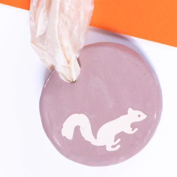 Squirell Fragrance Medal in earthenware, light purple, bergamot [2]
